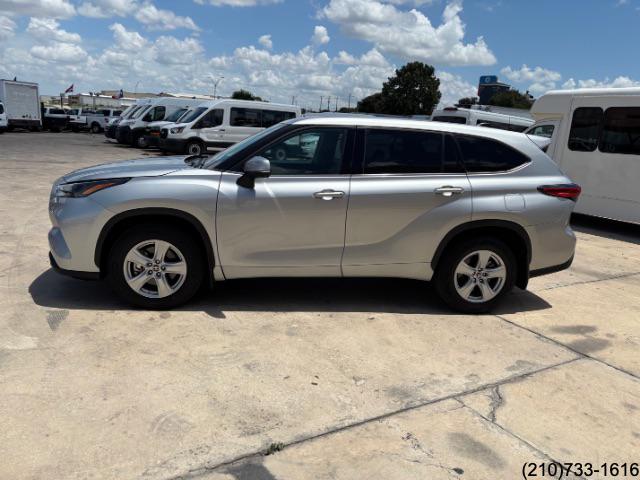 2022 Toyota Highlander LE photo 4