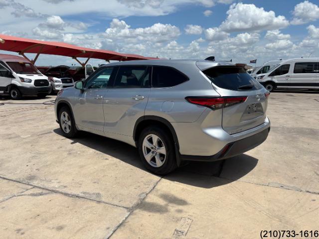 2022 Toyota Highlander LE photo 5