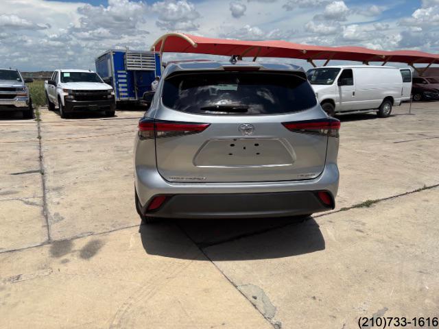 2022 Toyota Highlander LE photo 6