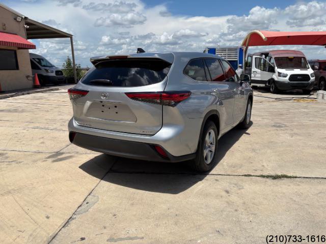 2022 Toyota Highlander LE photo 7
