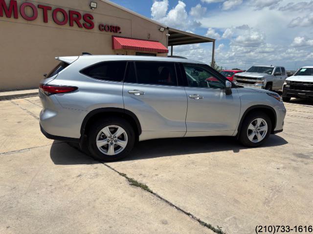 2022 Toyota Highlander LE photo 8
