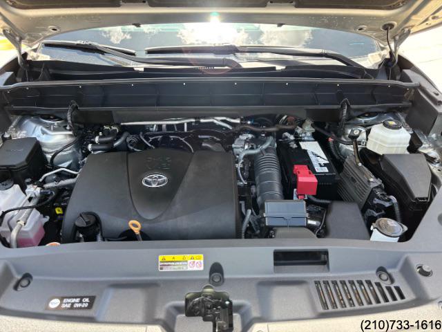 2022 Toyota Highlander LE photo 9