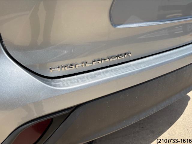 2022 Toyota Highlander LE photo 10