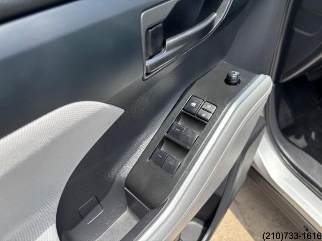 2022 Toyota Highlander LE photo 14