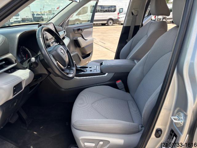 2022 Toyota Highlander LE photo 15