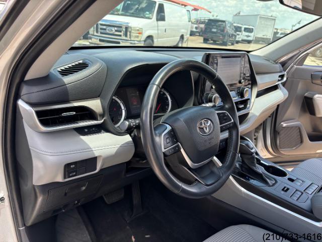 2022 Toyota Highlander LE photo 16