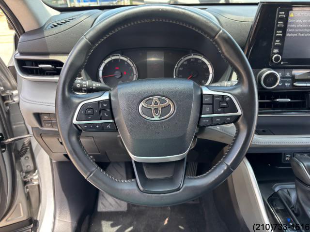2022 Toyota Highlander LE photo 17
