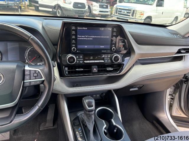 2022 Toyota Highlander LE photo 19