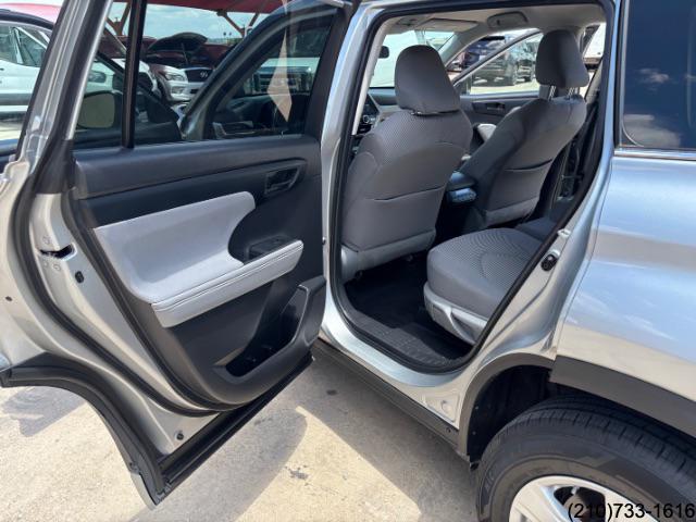 2022 Toyota Highlander LE photo 21