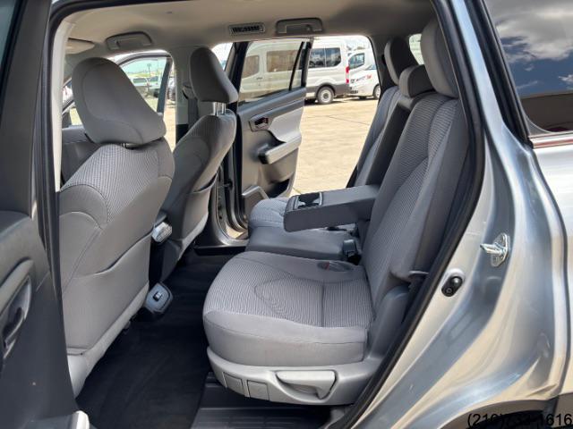 2022 Toyota Highlander LE photo 22
