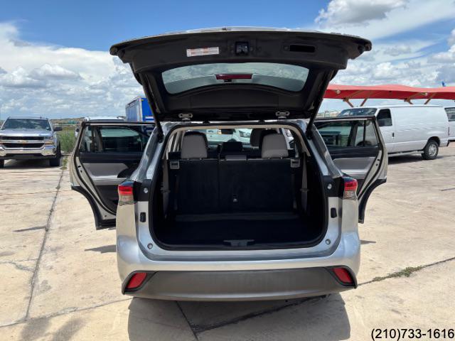 2022 Toyota Highlander LE photo 23
