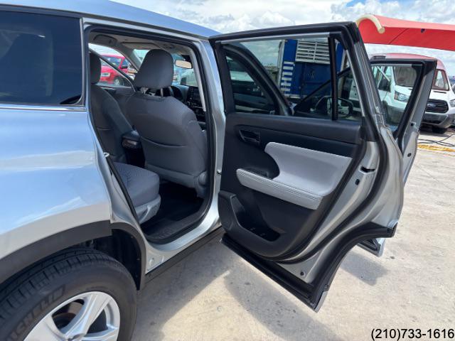 2022 Toyota Highlander LE photo 25