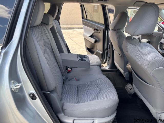 2022 Toyota Highlander LE photo 26