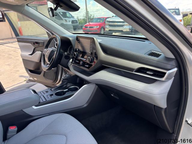 2022 Toyota Highlander LE photo 29