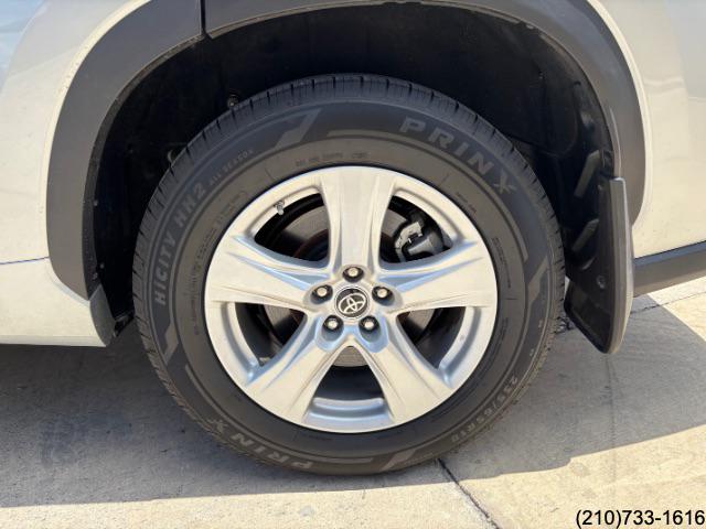 2022 Toyota Highlander LE photo 30