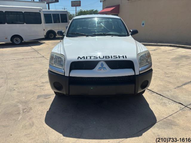 2006 Mitsubishi Raider LS photo 2