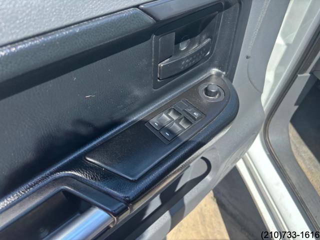 2006 Mitsubishi Raider LS photo 12
