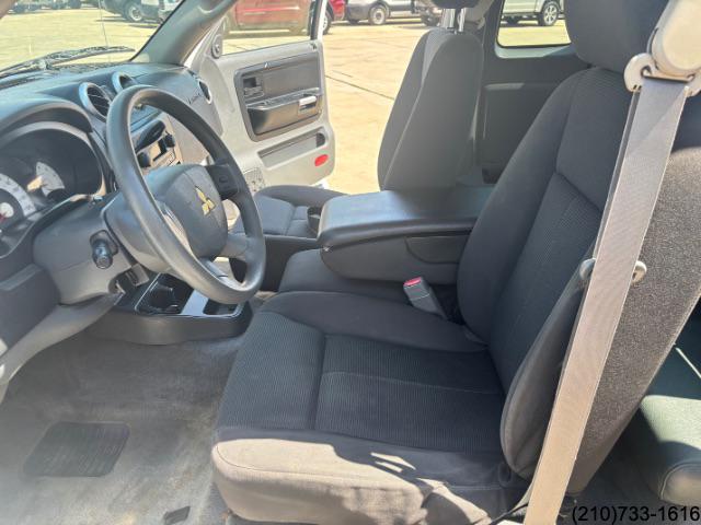 2006 Mitsubishi Raider LS photo 13