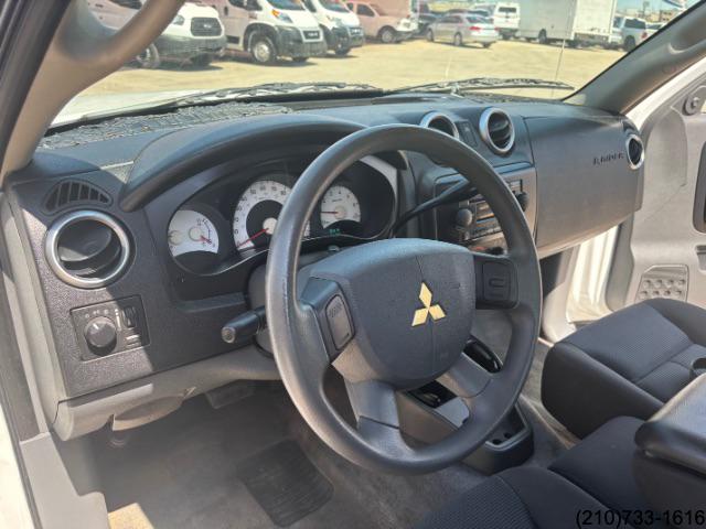 2006 Mitsubishi Raider LS photo 14