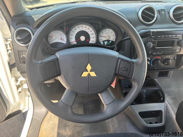 2006 Mitsubishi Raider LS photo 15
