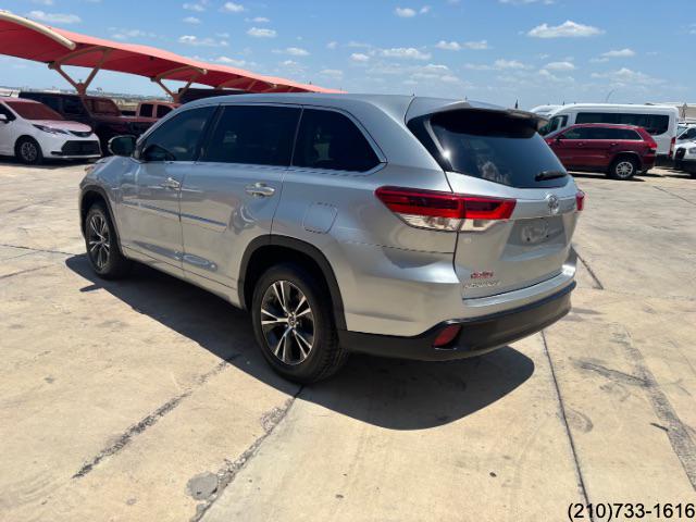 2017 Toyota Highlander LE photo 2
