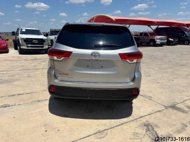 2017 Toyota Highlander LE photo 3