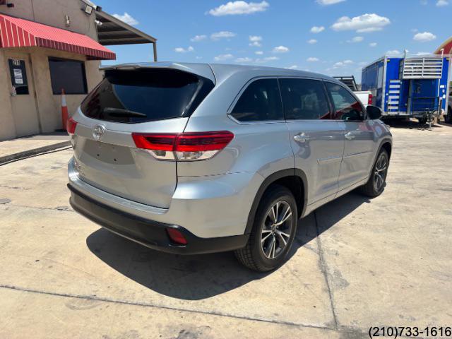 2017 Toyota Highlander LE photo 4
