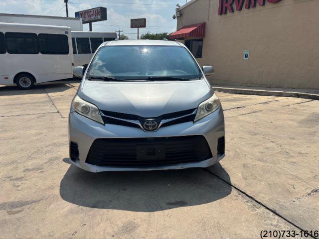 2020 Toyota Sienna LE photo 2