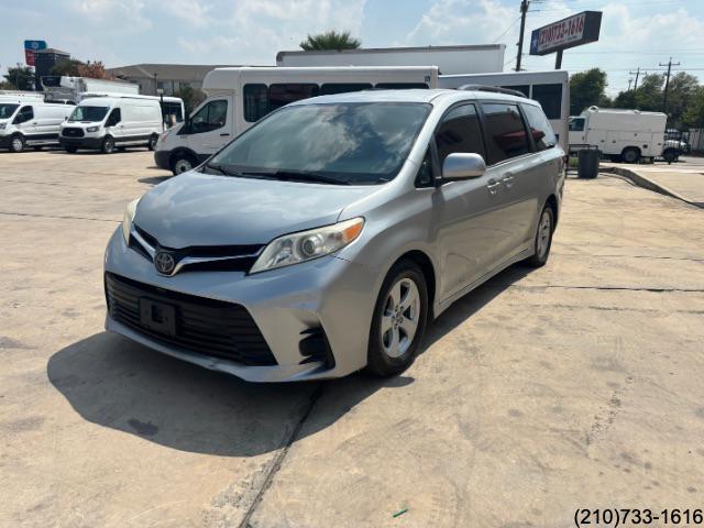 2020 Toyota Sienna LE photo 3