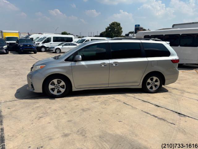 2020 Toyota Sienna LE photo 4