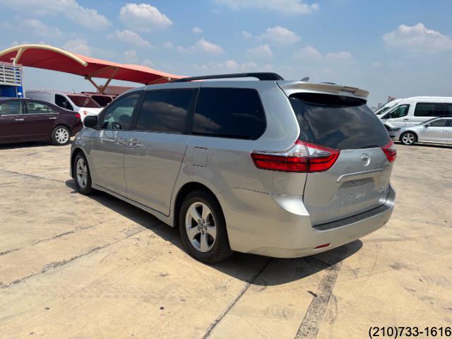 2020 Toyota Sienna LE photo 5