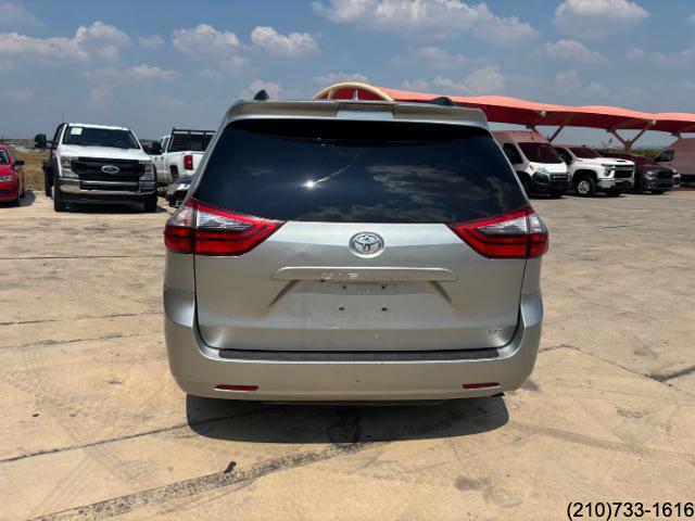 2020 Toyota Sienna LE photo 6