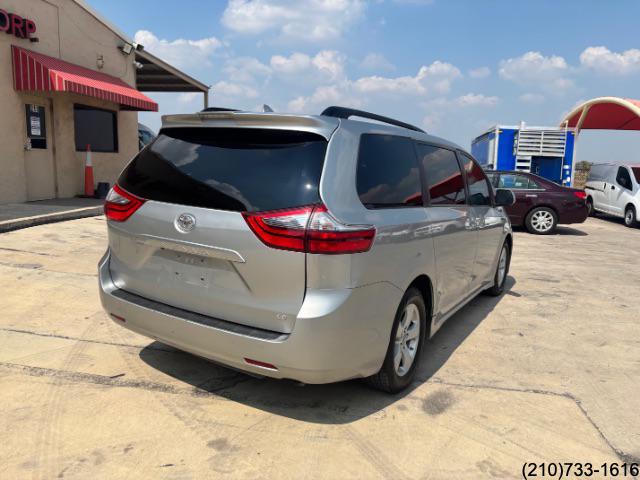 2020 Toyota Sienna LE photo 7