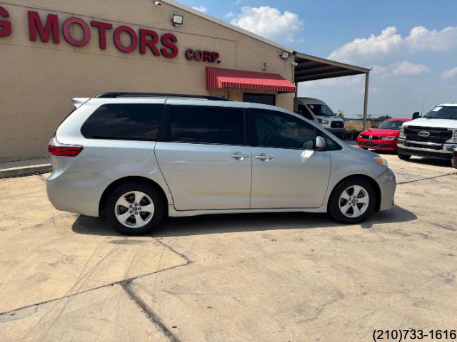 2020 Toyota Sienna LE photo 8