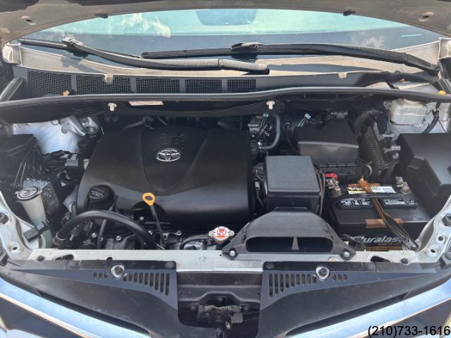 2020 Toyota Sienna LE photo 9