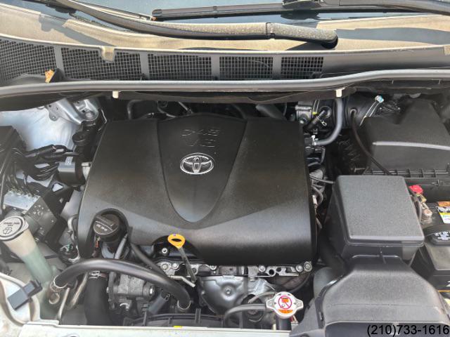 2020 Toyota Sienna LE photo 10