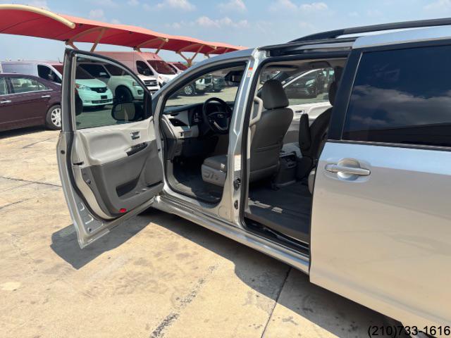 2020 Toyota Sienna LE photo 12