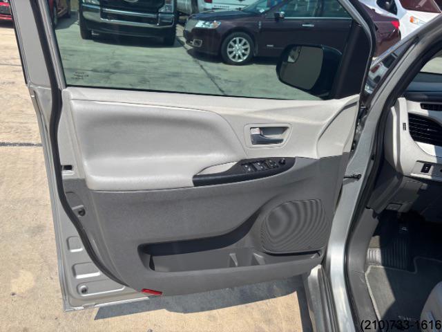 2020 Toyota Sienna LE photo 13