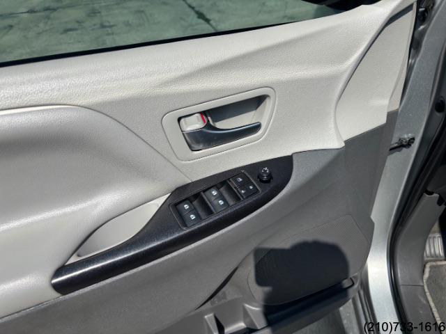 2020 Toyota Sienna LE photo 14