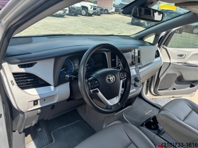 2020 Toyota Sienna LE photo 16
