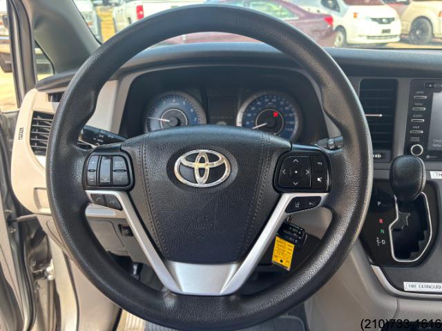 2020 Toyota Sienna LE photo 17