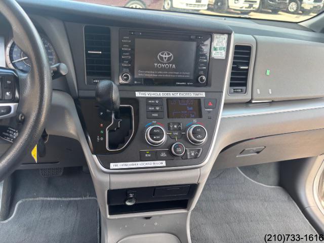 2020 Toyota Sienna LE photo 19