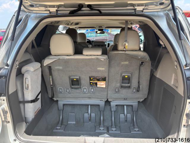 2020 Toyota Sienna LE photo 23