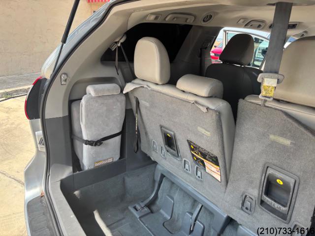 2020 Toyota Sienna LE photo 24