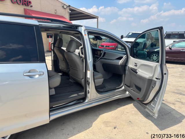 2020 Toyota Sienna LE photo 25