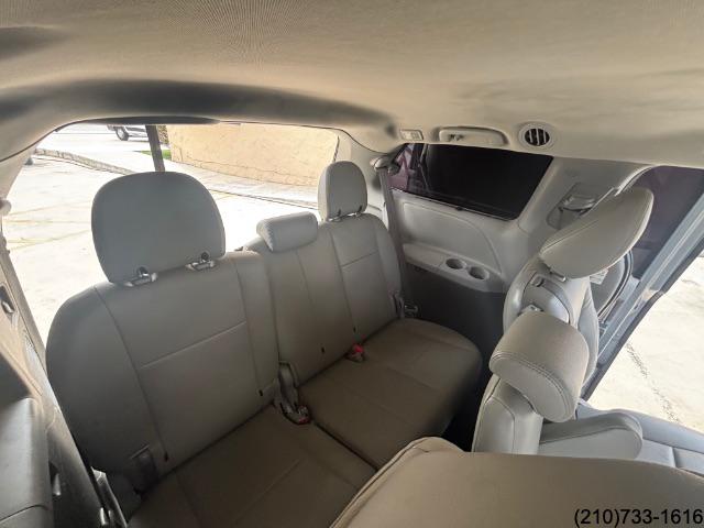 2020 Toyota Sienna LE photo 28
