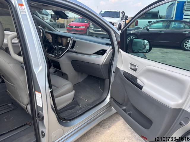 2020 Toyota Sienna LE photo 29