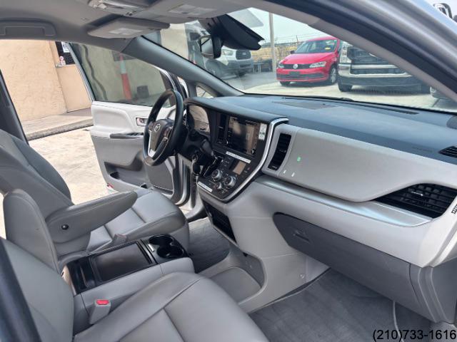 2020 Toyota Sienna LE photo 30