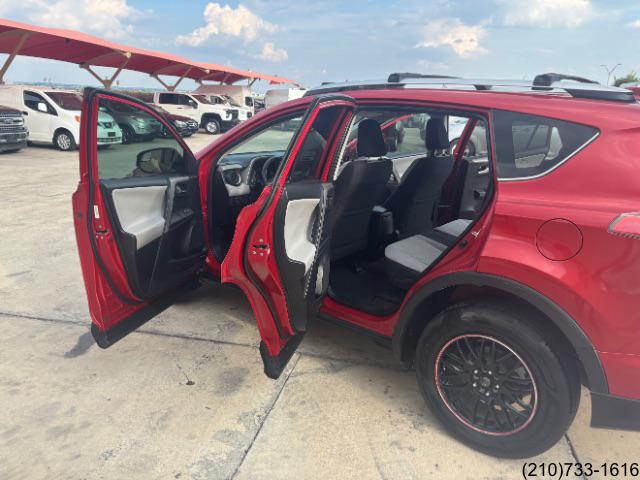 2016 Toyota RAV4 XLE photo 9