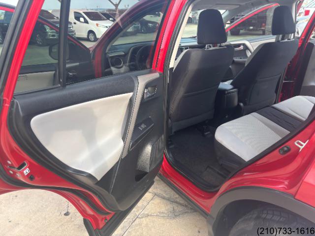 2016 Toyota RAV4 XLE photo 19